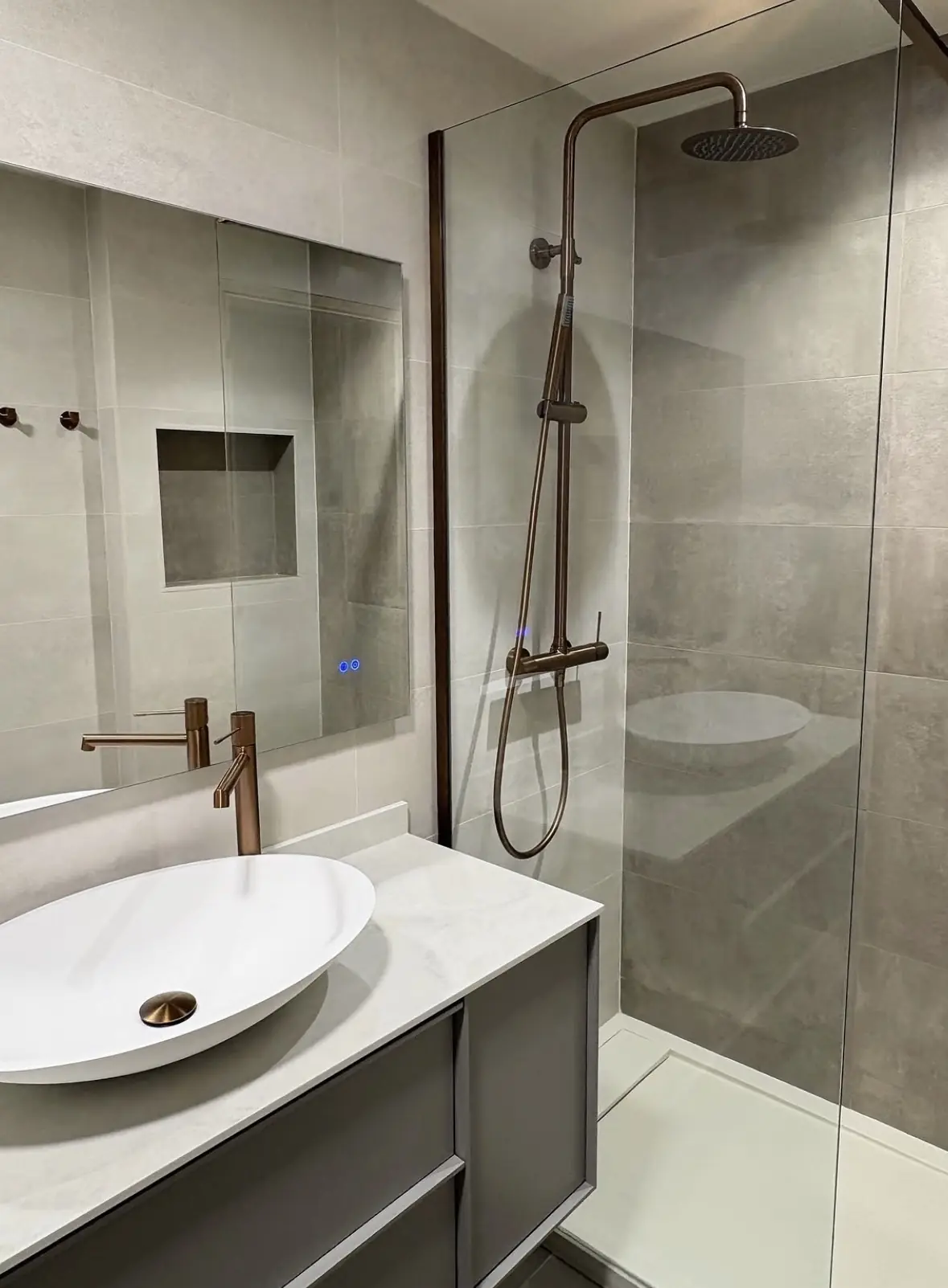 Baño reformado con grifería en cobre