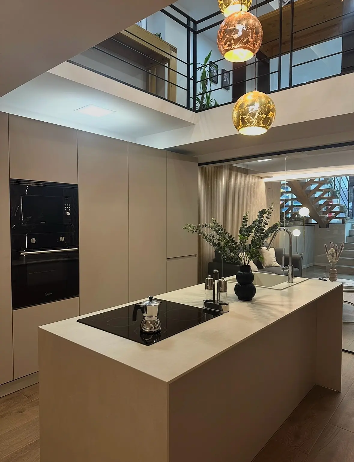 Cocina reformada con isla y lámparas colgantes